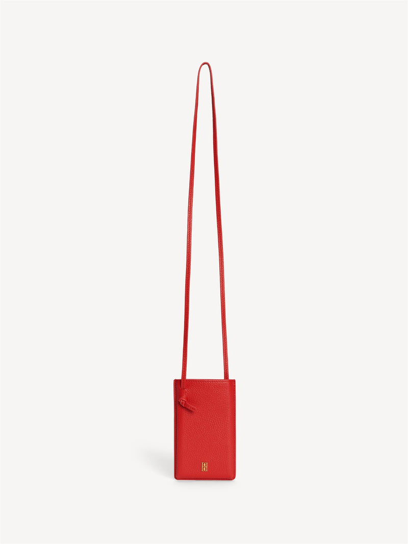 By Malene Birger mobilveske i rød, resirkulert skinn, med monogram-motiv og knutedetalj.