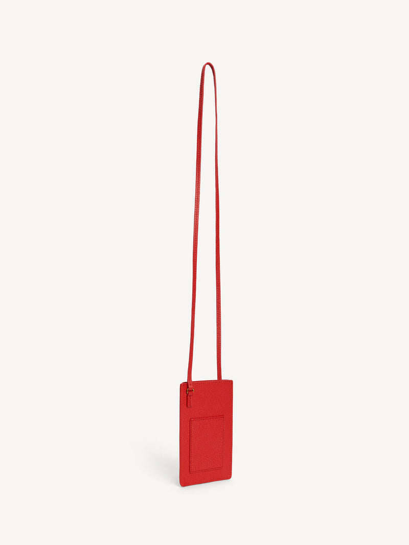 By Malene Birger mobilveske i rød, resirkulert skinn, med monogram-motiv og knutedetalj.