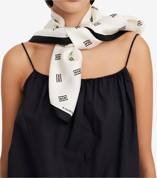 By Malene Birger Monnas skjerf i hvit silke, med BB monogram-mønster.