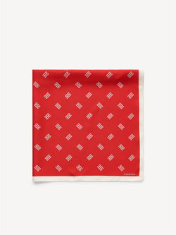 By Malene Birger Monnas skjerf i rød silke, med BB monogram-mønster.