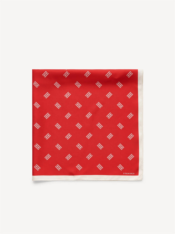 By Malene Birger Monnas skjerf i rød silke, med BB monogram-mønster.