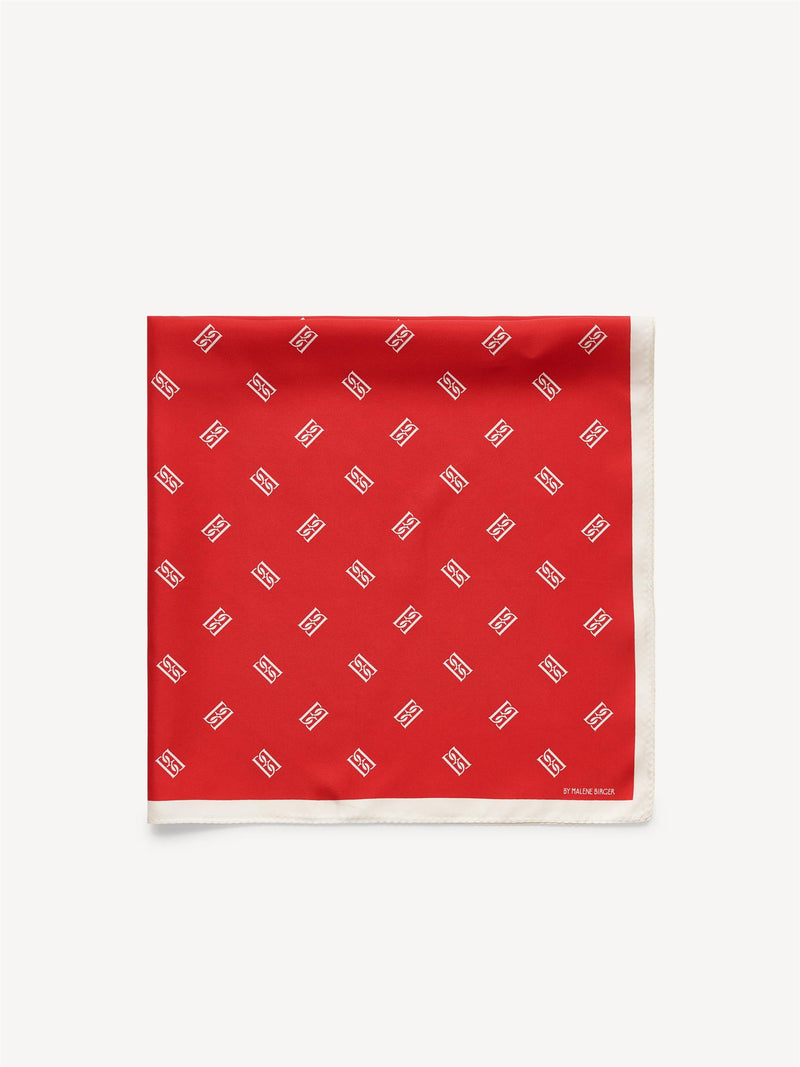 By Malene Birger Monnas skjerf i rød silke, med BB monogram-mønster.