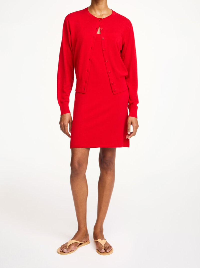 By Malene Birger Montie cardigan i rød, med ribbestrikkede kanter, rund hals og laget av en blanding av ull, silke og lyocell.