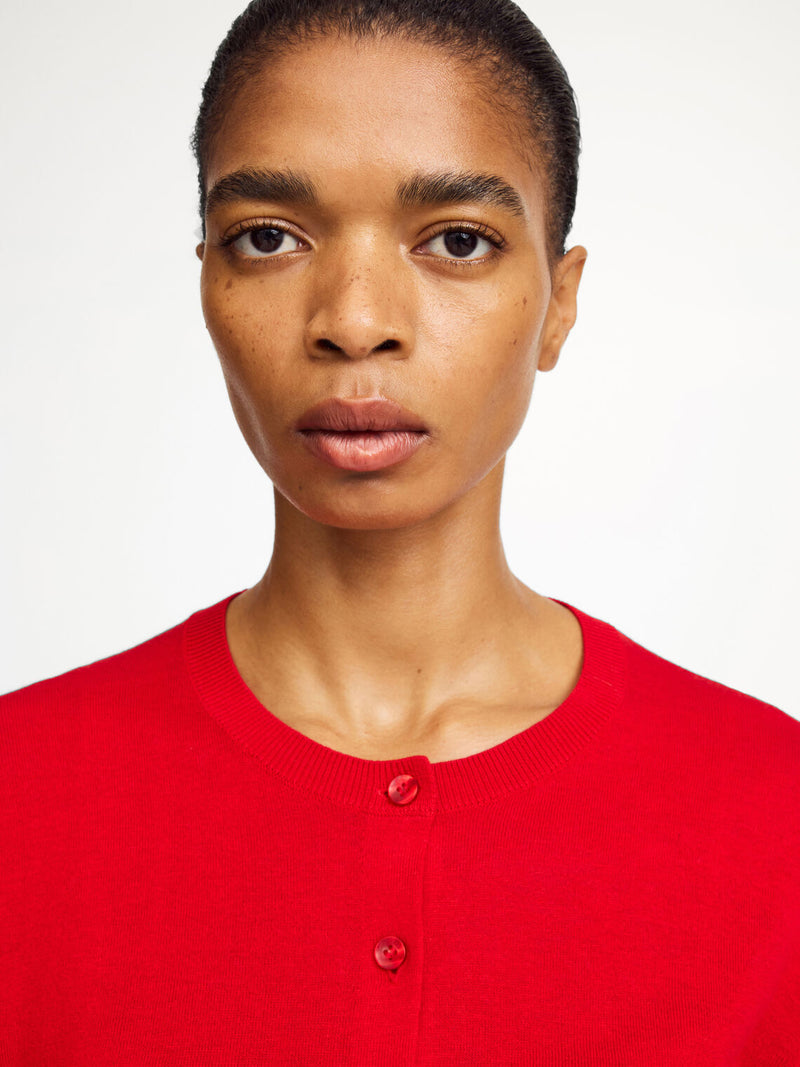 By Malene Birger Montie cardigan i rød, med ribbestrikkede kanter, rund hals og laget av en blanding av ull, silke og lyocell.