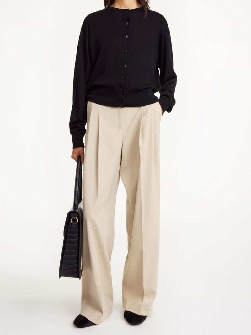 By Malene Birger Montie cardigan i sort, med ribbestrikkede kanter, rund hals og laget av en blanding av ull, silke og lyocell.