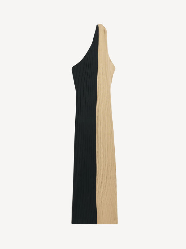 By Malene Birger Noto kjole i sort og beige, med asymmetrisk design over skuldrene og snurret avslutning.
