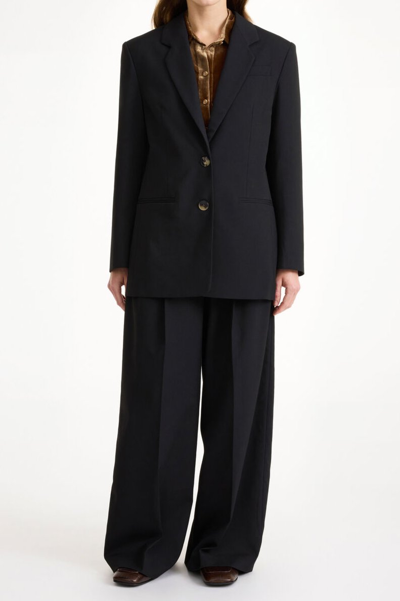 By Malene Birger Ophie oversized blazer i sort, med en rett og tidløs passform.