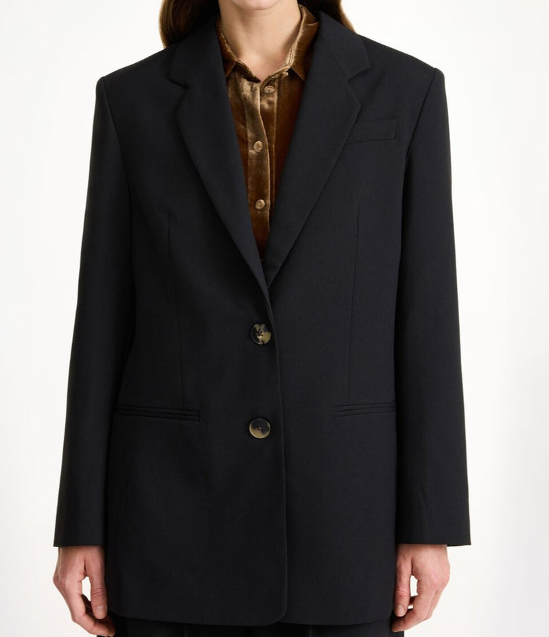 By Malene Birger Ophie oversized blazer i sort, med en rett og tidløs passform.