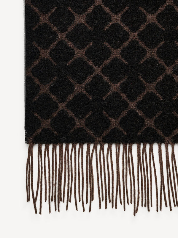 By Malene Birger Ortega skjerf i brun, vevd med Signature Flower-print, laget av en blanding av ull og kasjmir.