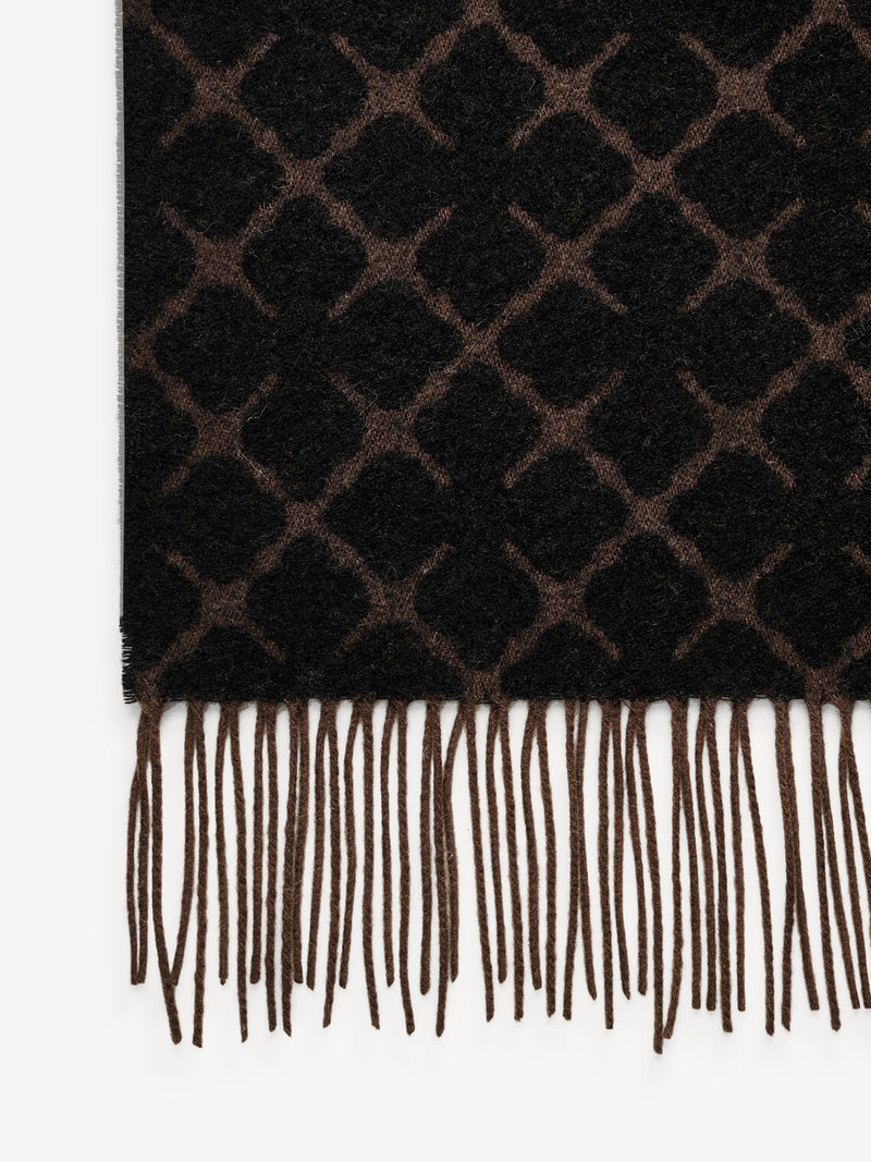 By Malene Birger Ortega skjerf i brun, vevd med Signature Flower-print, laget av en blanding av ull og kasjmir.