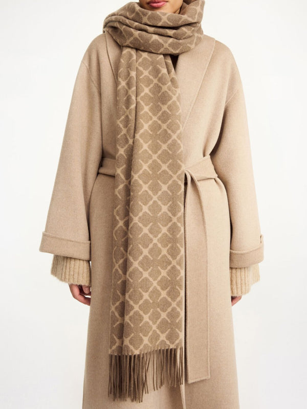 By Malene Birger Ortega skjerf i lys brun og beige ull-kasjmir, med Signature Flower-mønster.