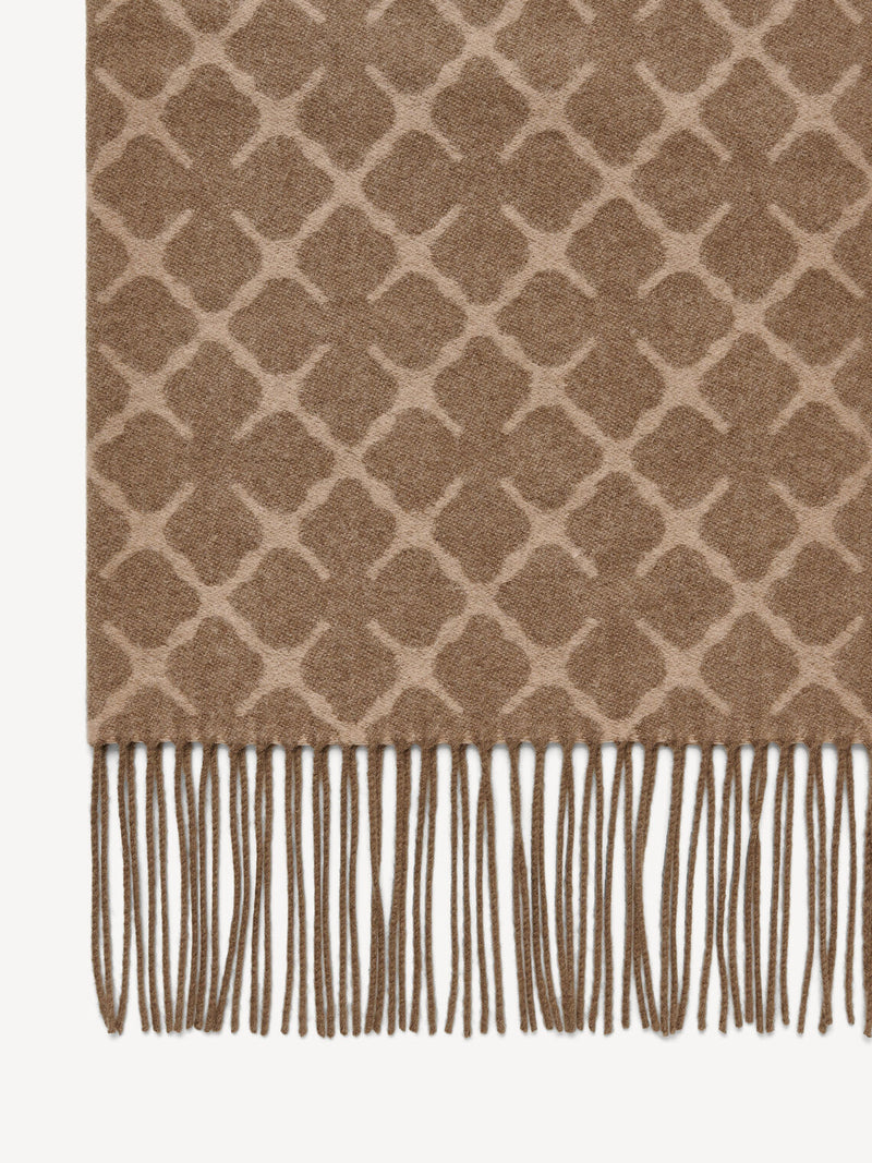 By Malene Birger Ortega skjerf i lys brun og beige ull-kasjmir, med Signature Flower-mønster.