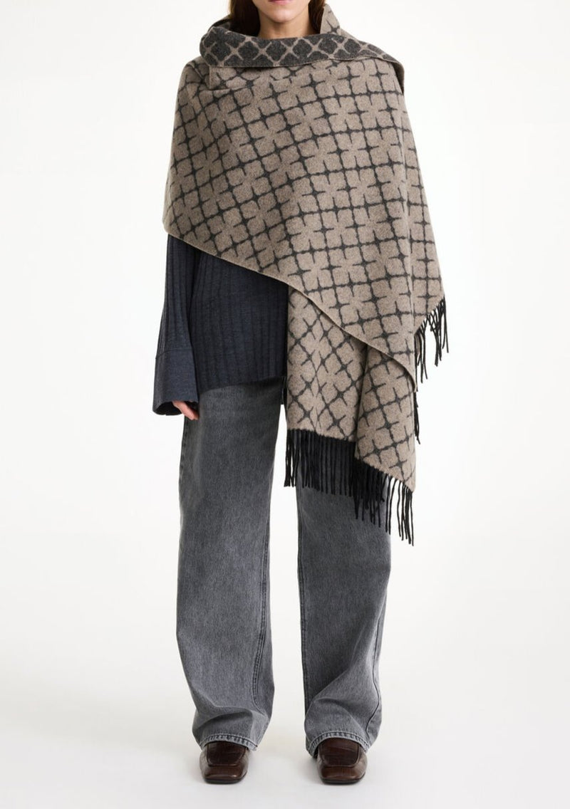 By Malene Birger Ortega ullskjerf i beige og sort, med Signature Flower-mønster