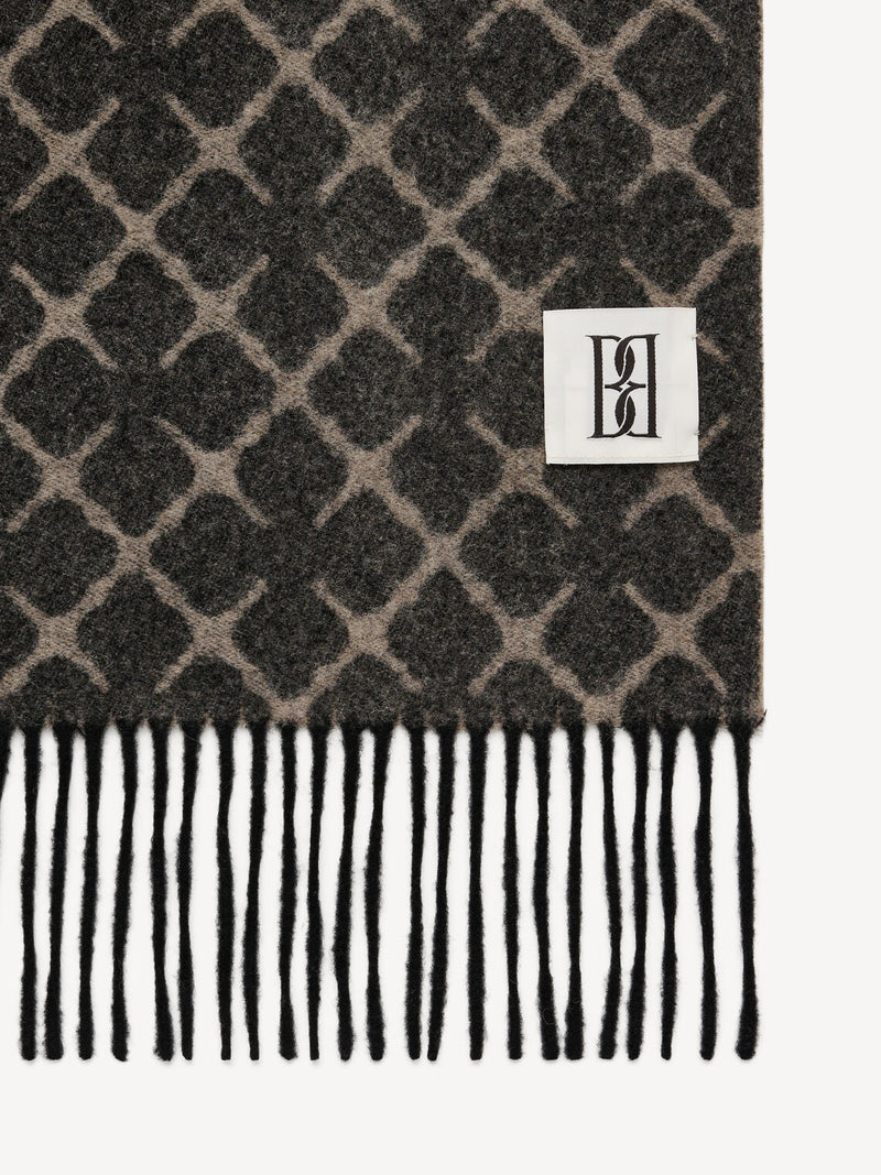 By Malene Birger Ortega ullskjerf i beige og sort, med Signature Flower-mønster