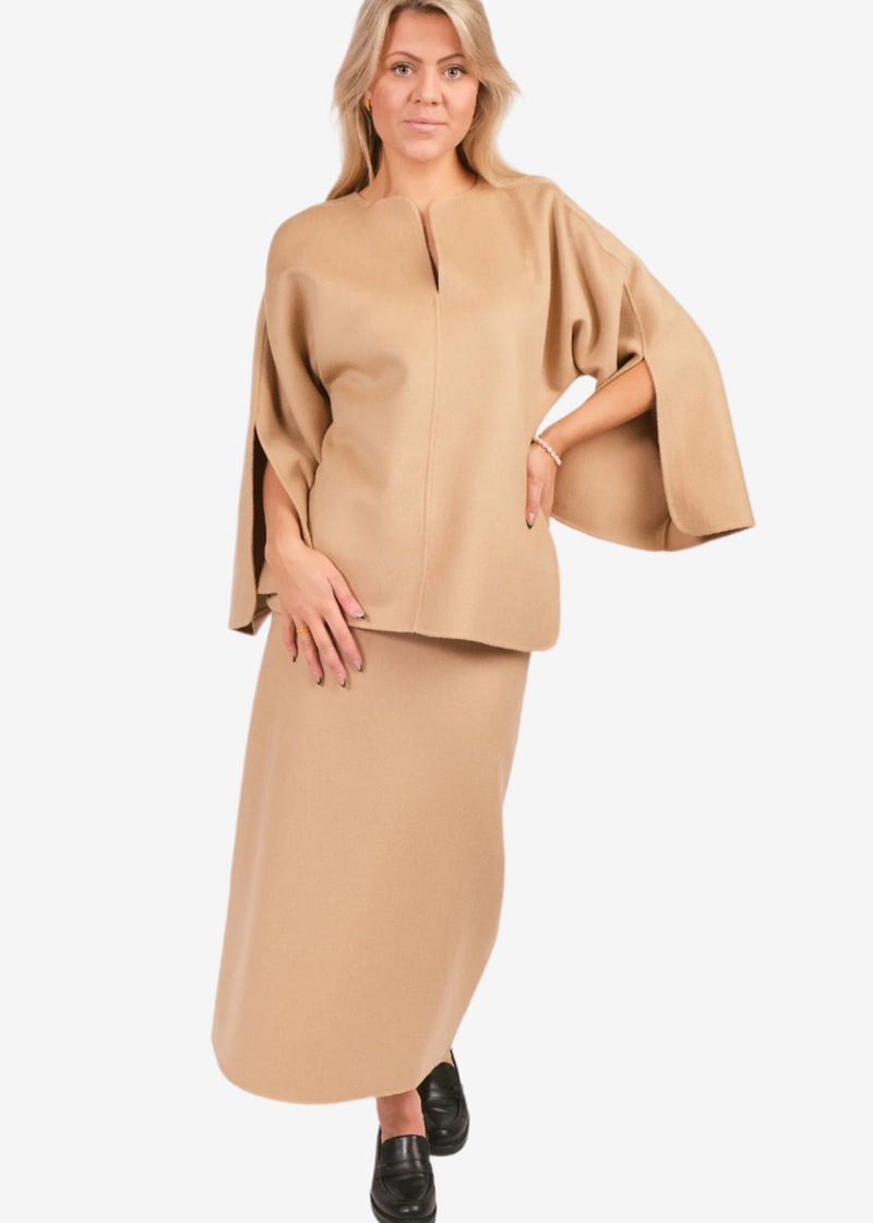 By Malene Birger Palomie skjørt i beige, med en nett passform og splitt bak, laget av 100% ull.