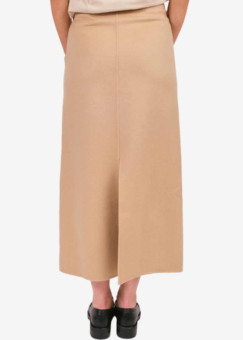 By Malene Birger Palomie skjørt i beige, med en nett passform og splitt bak, laget av 100% ull.
