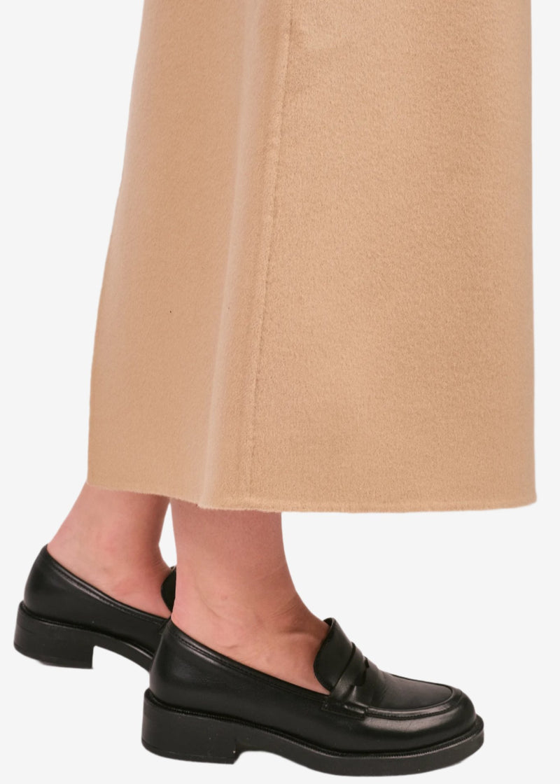 By Malene Birger Palomie skjørt i beige, med en nett passform og splitt bak, laget av 100% ull.