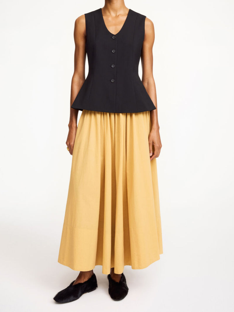 By Malene Birger Pheo maxi-skjørt i mørk gul, laget av 100% organisk bomull, med strikk i livet og en voluminøs A-form.