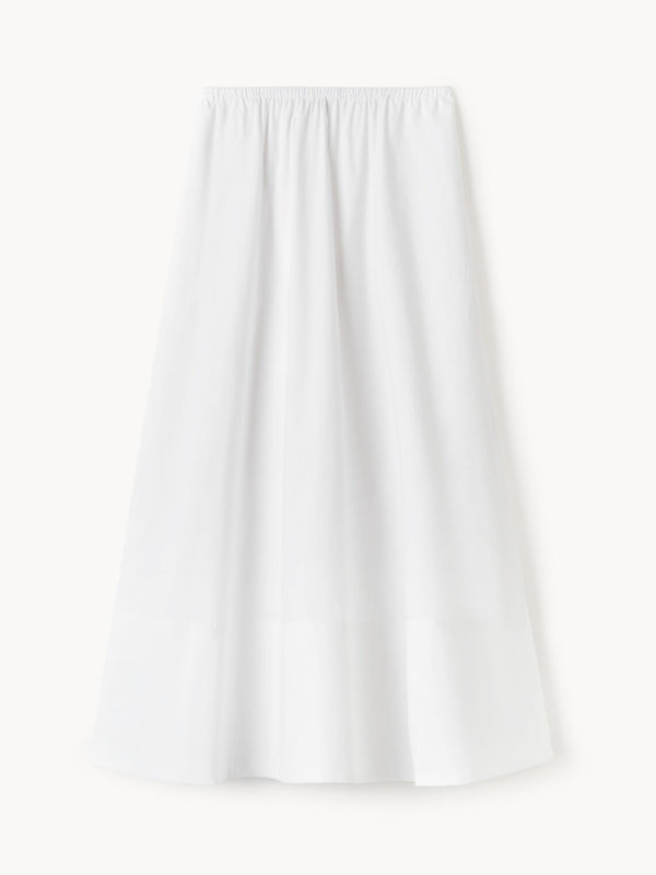 By Malene Birger Pheobes bomullsskjørt i hvit, med strikk i midjen og en A-formet silhuett, laget av 100% organisk bomull.