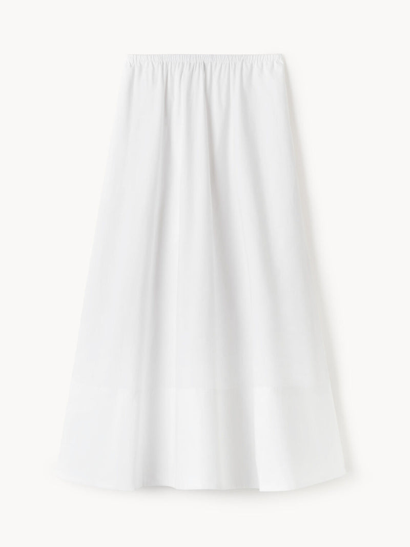 By Malene Birger Pheobes bomullsskjørt i hvit, med strikk i midjen og en A-formet silhuett, laget av 100% organisk bomull.