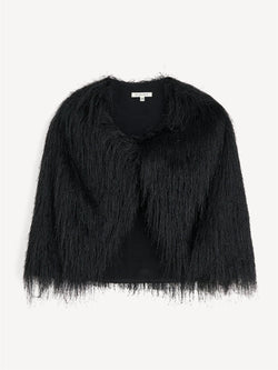 By Malene Birger Pinla cape i sort, 100% polyester med frynser og knutedetaljer.

