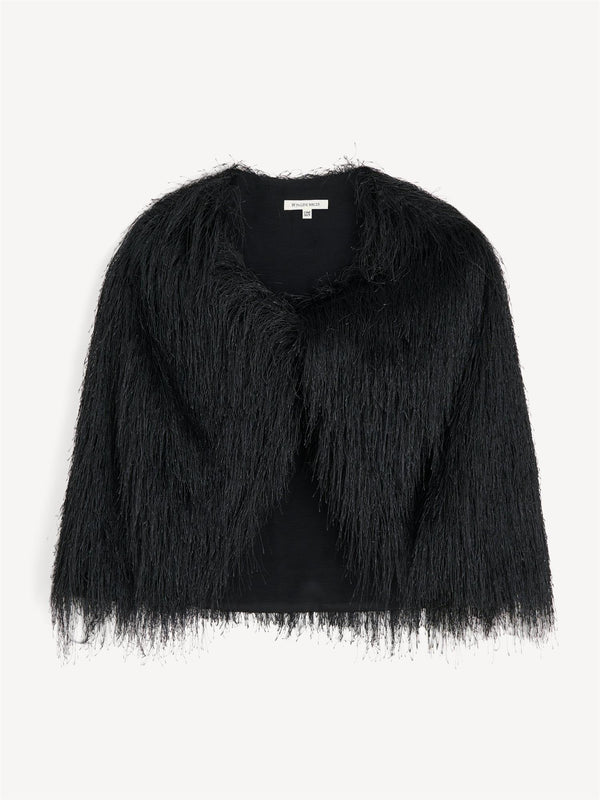 By Malene Birger Pinla cape i sort, 100% polyester med frynser og knutedetaljer.
