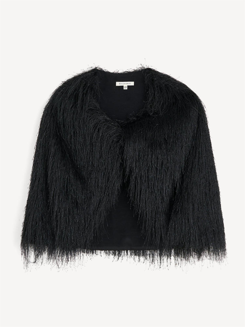 By Malene Birger Pinla cape i sort, 100% polyester med frynser og knutedetaljer.
