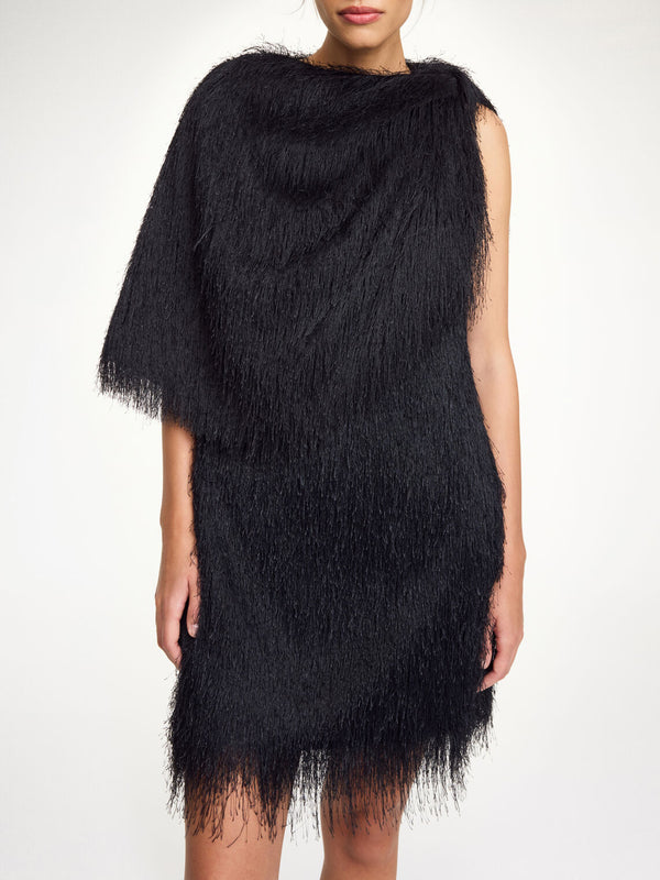 By Malene Birger Pinla cape i sort, 100% polyester med frynser og knutedetaljer.
