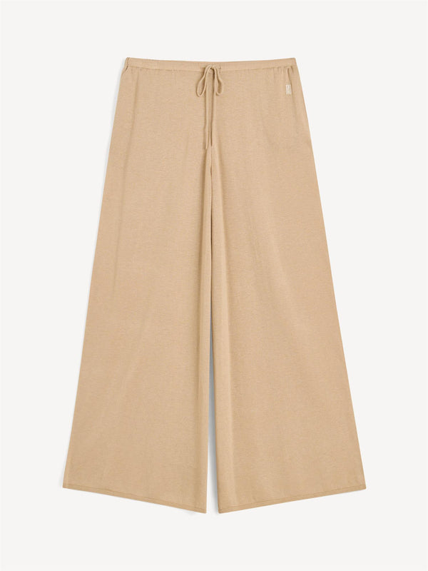 By Malene Birger Piscata bukse i beige, med vide ben og justerbar snøring i midjen, laget av en blanding av lyocell, ull og silke.
