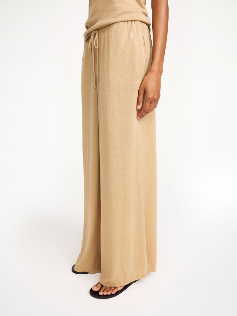 By Malene Birger Piscata bukse i beige, med vide ben og justerbar snøring i midjen, laget av en blanding av lyocell, ull og silke.