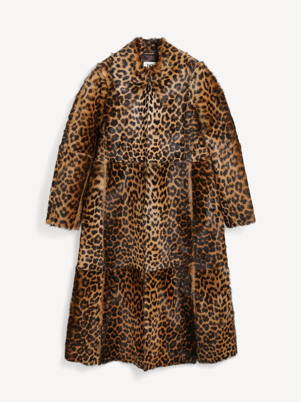 By Malene Birger Rafaia kåpe i leopardmønstret kalveskinn, med monogram glidelås og en oversized passform.