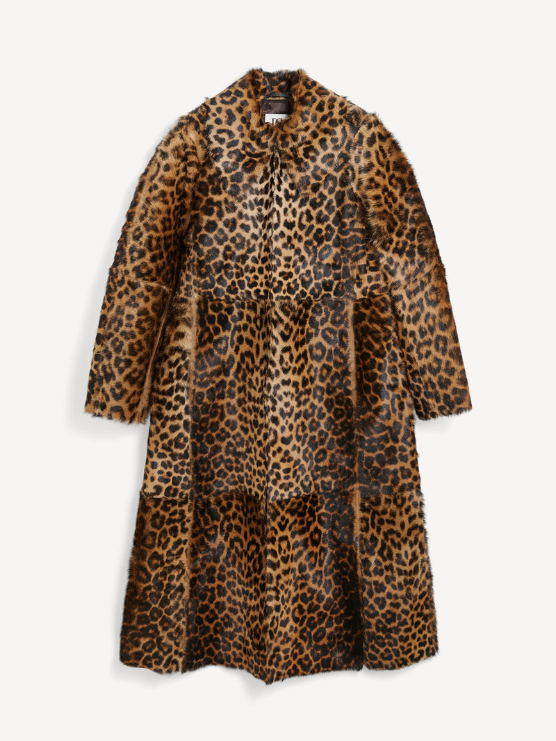 By Malene Birger Rafaia kåpe i leopardmønstret kalveskinn, med monogram glidelås og en oversized passform.