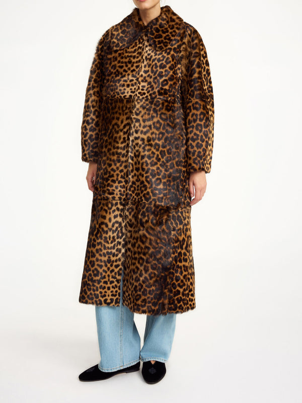 By Malene Birger Rafaia kåpe i leopardmønstret kalveskinn, med monogram glidelås og en oversized passform.