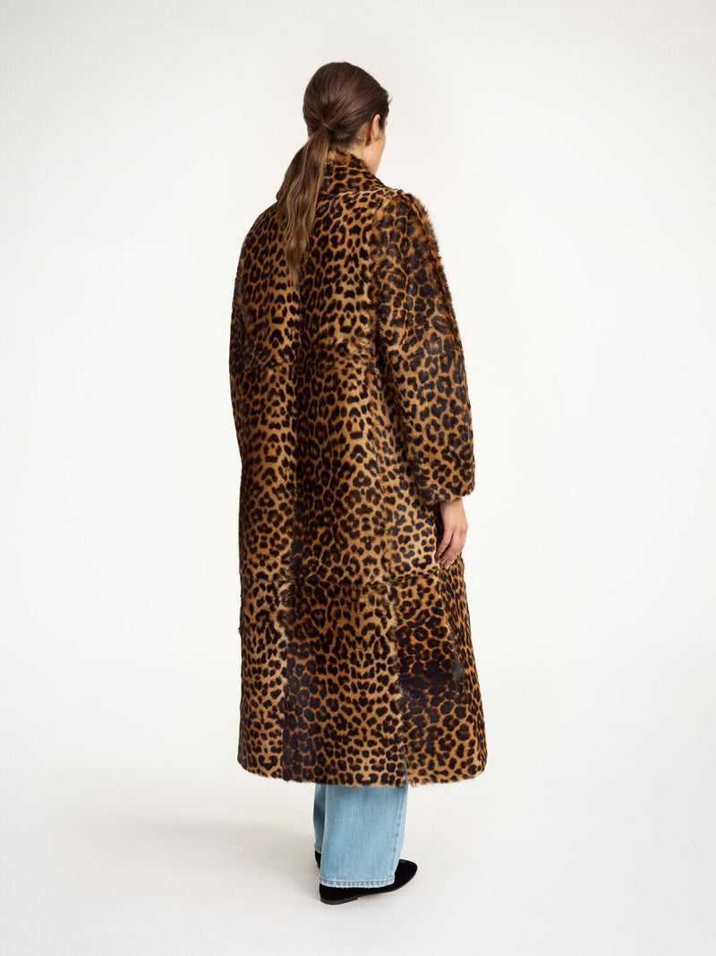 By Malene Birger Rafaia kåpe i leopardmønstret kalveskinn, med monogram glidelås og en oversized passform.