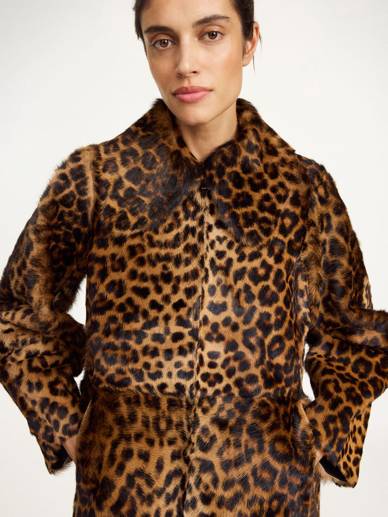 By Malene Birger Rafaia kåpe i leopardmønstret kalveskinn, med monogram glidelås og en oversized passform.