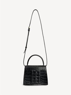 By Malene Birger Ramil veske i sort kalveskinn med krokomønster, monogram-motiv i front og justerbar skulderreim.