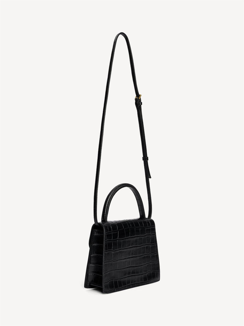 By Malene Birger Ramil veske i sort kalveskinn med krokomønster, monogram-motiv i front og justerbar skulderreim.