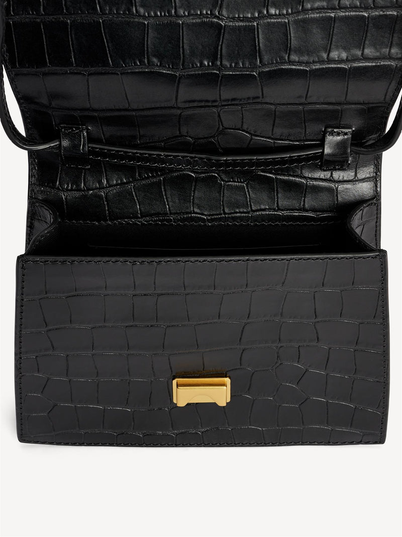 By Malene Birger Ramil veske i sort kalveskinn med krokomønster, monogram-motiv i front og justerbar skulderreim.