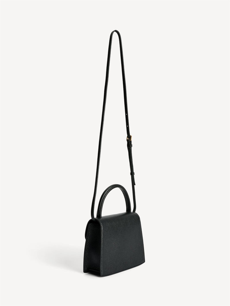 By Malene Birger Ramil veske i strukturert sort skinn, med monogram-motiv i front og justerbar skulderreim.