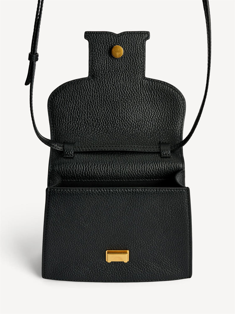 By Malene Birger Ramil veske i strukturert sort skinn, med monogram-motiv i front og justerbar skulderreim.