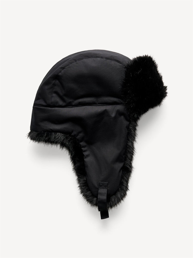 By Malene Birger Rolla lue i sort, laget av 100% bomull og faux fur, med nedbrettbare ører og justerbar knyting under haken.