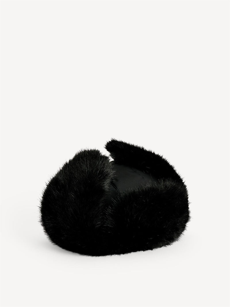 By Malene Birger Rolla lue i sort, laget av 100% bomull og faux fur, med nedbrettbare ører og justerbar knyting under haken.