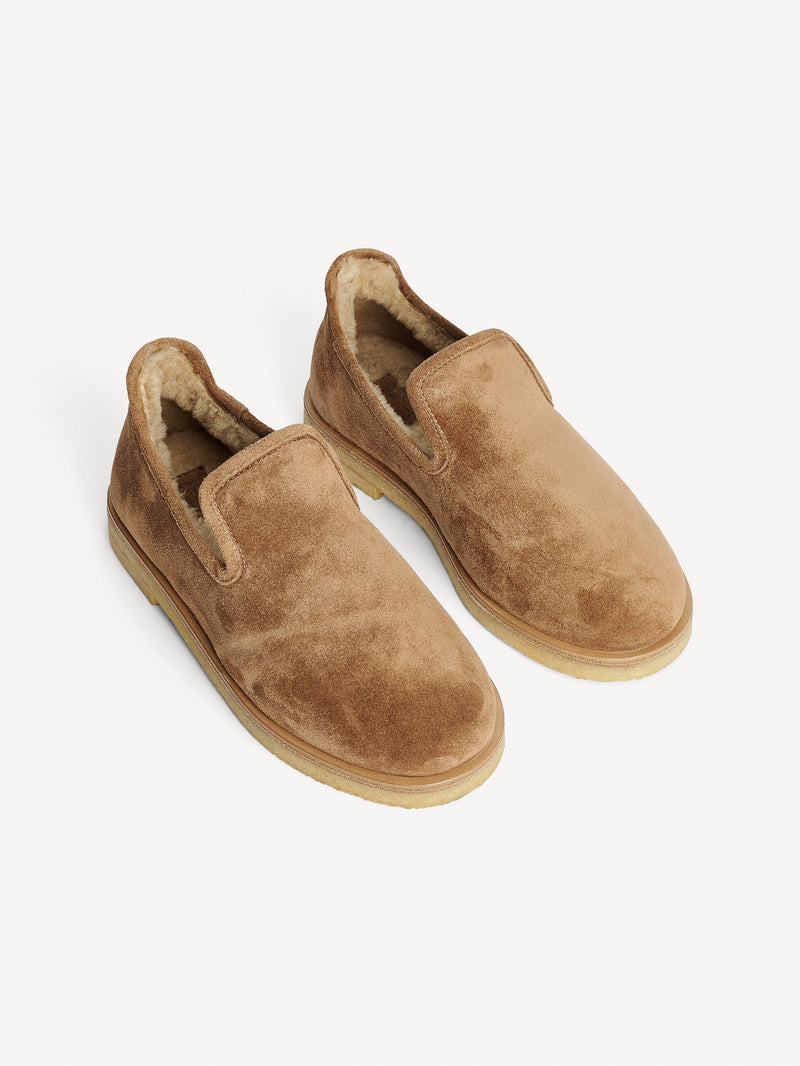 By Malene Birger Romine loafers i brun kuskinn, foret med sherling og med rund tå.