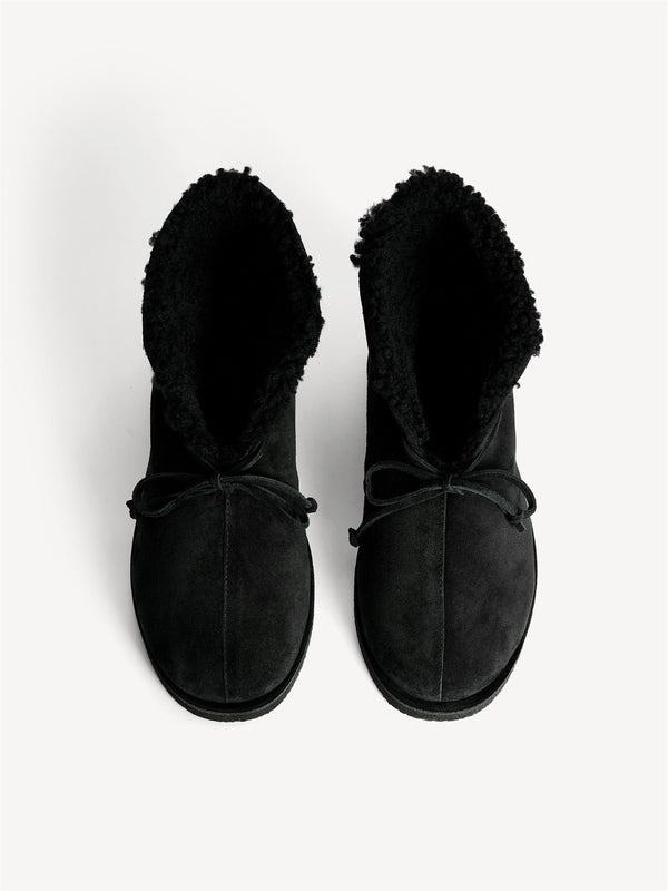 By Malene Birger Romma sko i sort semsket skinn, med sherling på innsiden, rund tå og gummisåle.