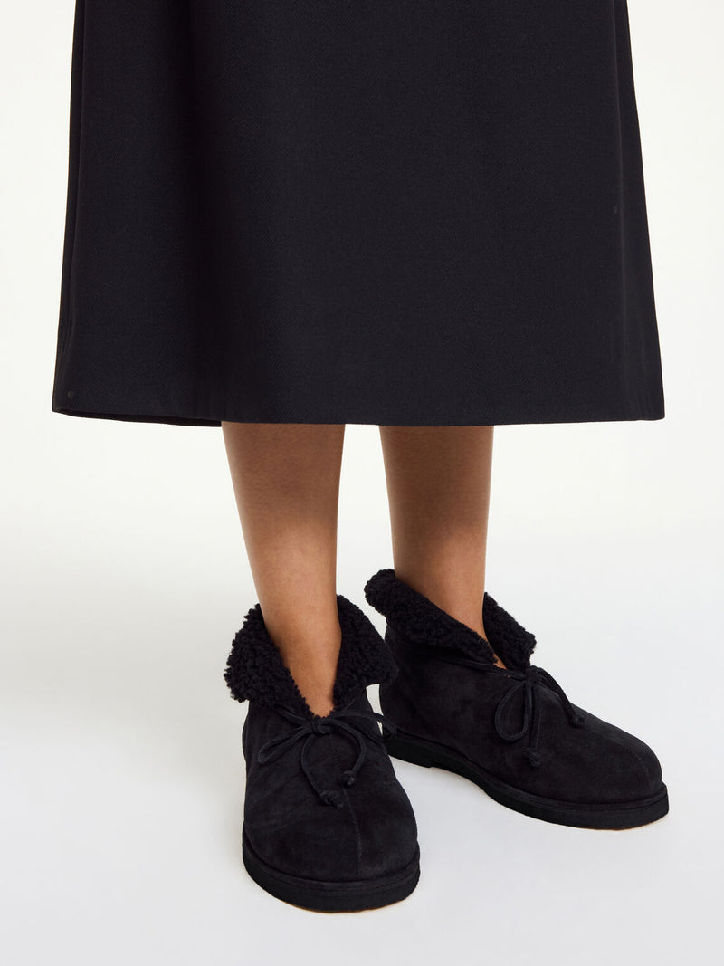 By Malene Birger Romma sko i sort semsket skinn, med sherling på innsiden, rund tå og gummisåle.