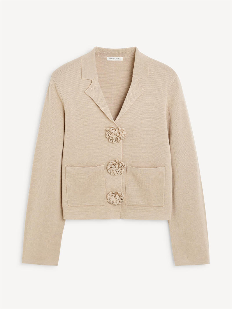 By Malene Birger Rosa cardigan i beige, med blomsterknapper, cropped lengde og laget av viskose og polyamid.