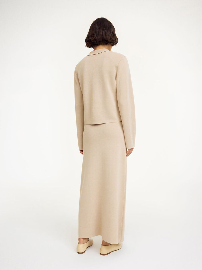 By Malene Birger Rosa cardigan i beige, med blomsterknapper, cropped lengde og laget av viskose og polyamid.