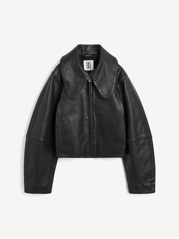 By Malene Birger Rowani kort skinnjakke i sort, laget av lammeskinn, med flettedetaljer og en cropped passform.