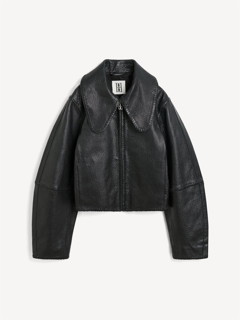 By Malene Birger Rowani kort skinnjakke i sort, laget av lammeskinn, med flettedetaljer og en cropped passform.