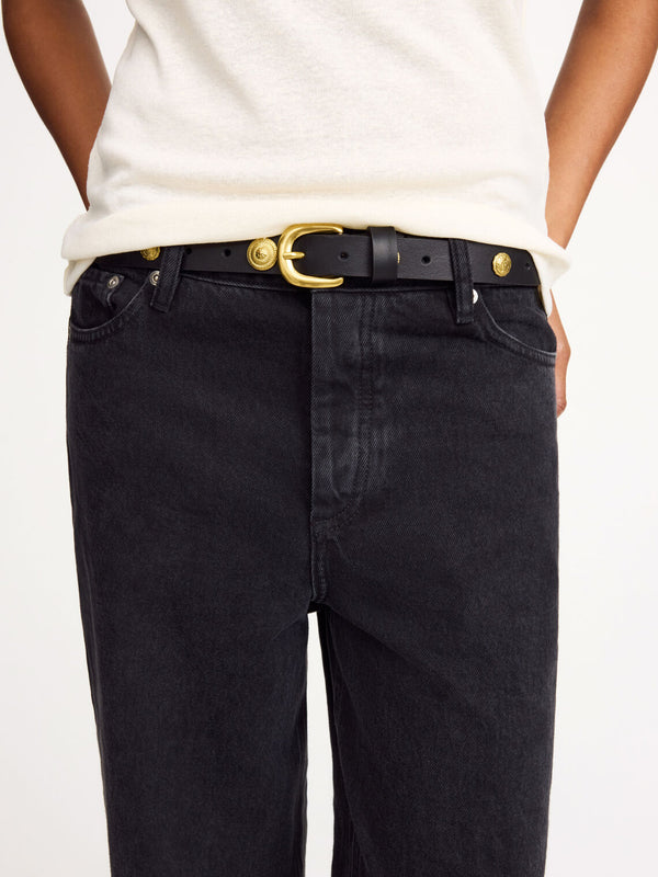 By Malene Birger Safa skinnbelte i sort, med gulldetaljer og spenne, laget av 100% kuskinn.